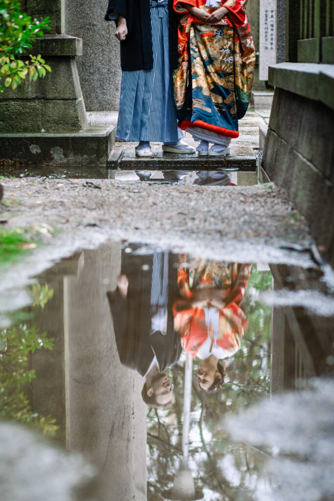 水溜りに反映する和装新郎新婦