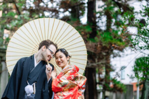 富山の日枝神社で和傘を指す和装新郎新婦のロケーションフォトウェディング
