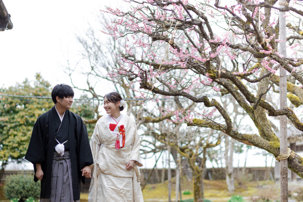 春の植物と和装新郎新婦