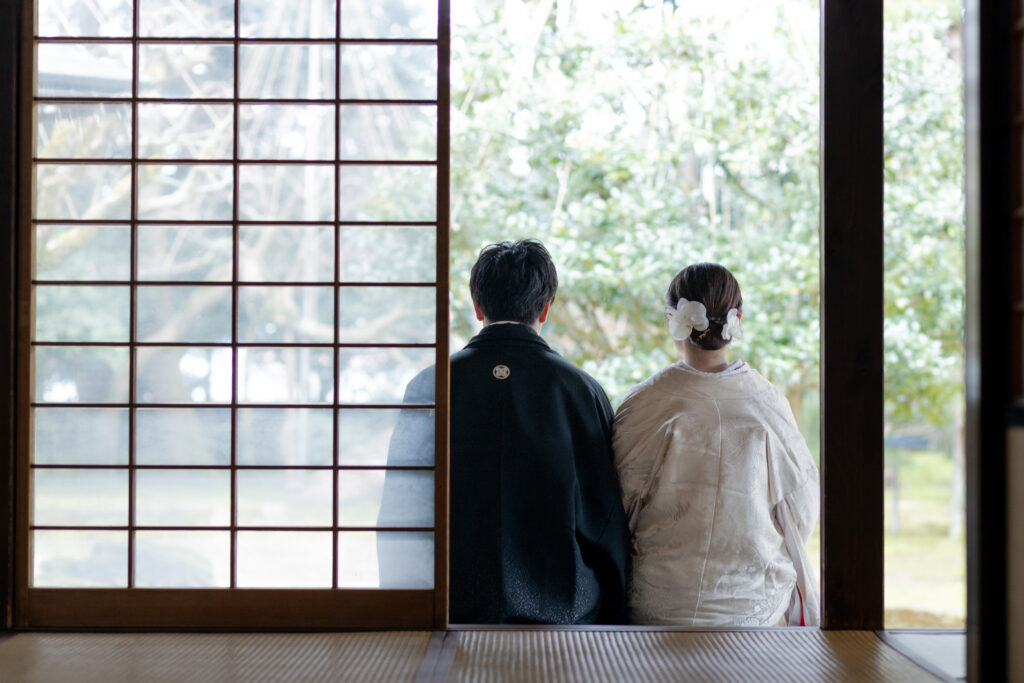 縁側に座る和装新郎新婦