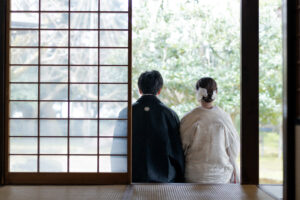 富山の内山邸でロケーションフォトウェディングを行う和装新郎新婦の前撮り写真