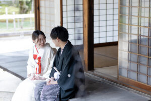 富山の内山邸の縁側で和装ロケーションフォトウェディングを行う新郎新婦の前撮り写真