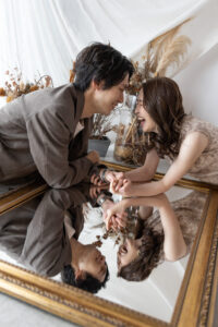 富山のフォトスタジオで洋装フォトウェディングを行う自然な姿の新郎新婦の前撮り写真