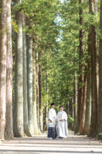 富山の立山寺の並木道で和装ロケーションフォトウェディングを行う新郎新婦の前撮り写真