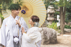 和装姿で微笑み合う夫婦