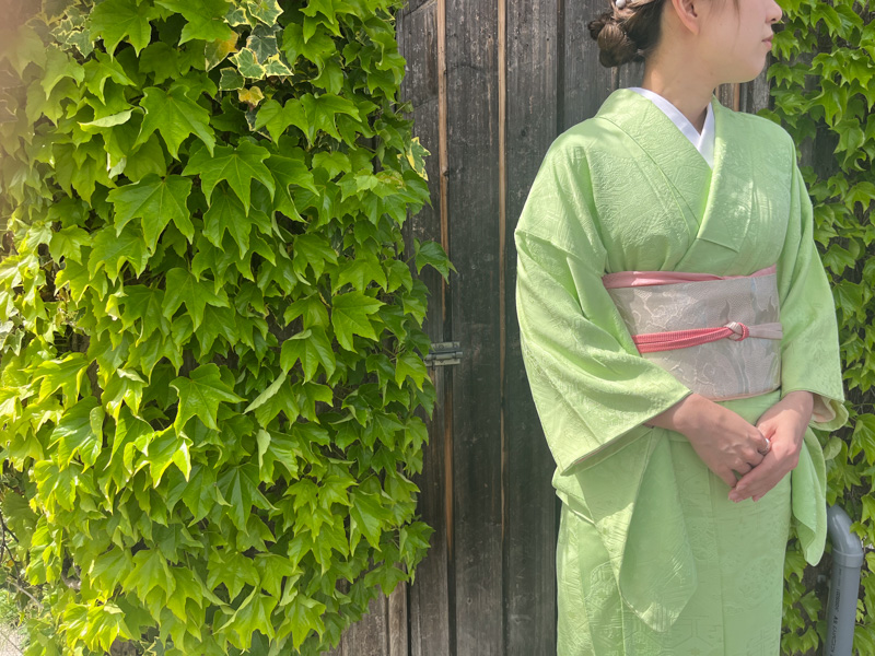 黄緑色の色無地を着ている女性の写真