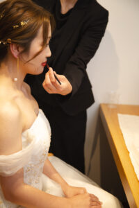 富山のコアラが結婚式の花嫁ヘアメイクを行っている様子