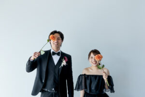 富山のフォトスタジオで黒ドレスと黒スーツを着用した洋装の新郎新婦の前撮りフォトウェディング