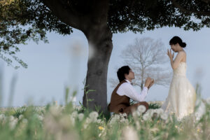 富山の海老江海浜公園で洋装ロケーションフォトウェディングを行う新郎新婦の前撮り写真