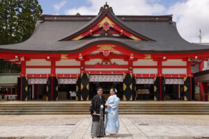 富山の日枝神社で挙式の前にフォトウェディングを行う和装姿の新郎新婦
