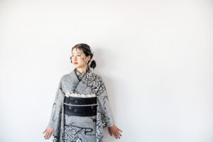 富山で人気の黒絞りの振袖を着て前撮り撮影をしている成人式の女性