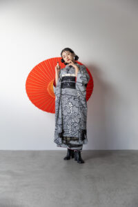 富山で人気の黒絞りの振袖を着て前撮り撮影をしている成人式の女性