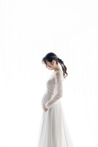 富山のフォトスタジオでマタニティフォトと一緒に撮影したあみおろしヘアのドレス姿の花嫁のフォトウェディング