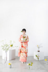 富山のフォトスタジオで生花と一緒に前撮り撮影する振袖姿の新成人
