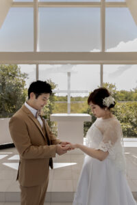 富山のうもれぎ亭のチャペルで結婚式は挙げないけど写真だけ撮りたいという新郎新婦のフォトウェディングの様子