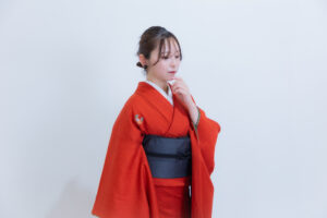 赤色の無地振袖になります。