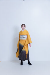 女性が振袖を着ている