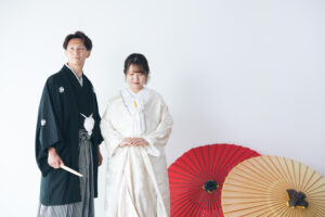 富山のフォトスタジオで白無垢黒紋付袴のフォトウェディングを行う和装新郎新婦の前撮り写真