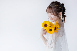 富山のフォトスタジオでひまわりを持つドレス姿の花嫁のフォトウェディング