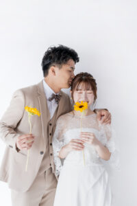 富山のフォトスタジオで新郎が新婦の頭にキスをするフォトウェディング