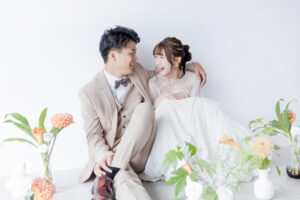 富山のフォトスタジオで生花に囲まれて見つめ合う新郎新婦のフォトウェディング