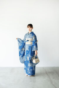 富山のフォトスタジオで振袖を着て前撮り撮影をしている様子