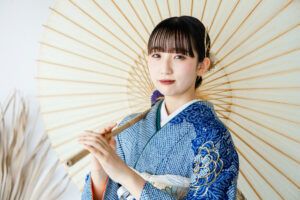 富山のフォトスタジオで振袖を着て前撮り撮影をしている様子