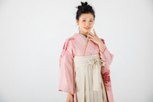 富山でレンタルできる卒業袴を着用している女性のフォトスタジオで撮影した写真