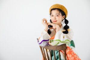 富山でレンタルできる卒業袴を着用している女性のフォトスタジオで撮影した写真