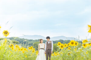 富山のひまわり畑でロケーションフォトウェディングを行った新郎新婦の前撮り写真