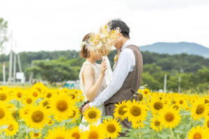 富山のひまわり畑でロケーションフォトウェディングを行った新郎新婦の前撮り写真