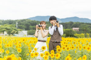 富山のひまわり畑でロケーションフォトウェディングを行った新郎新婦の前撮り写真