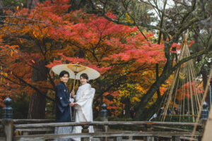 富山の公園で紅葉と撮影する和装新郎新婦のロケーションフォトウェディング