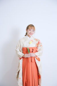 富山でレンタルできる卒業袴を着用している女性のフォトスタジオで撮影した写真
