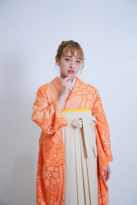 富山でレンタルできる卒業袴を着用している女性のフォトスタジオで撮影した写真