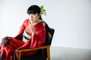 富山のフォトスタジオで振袖を着て前撮り撮影をしている様子
