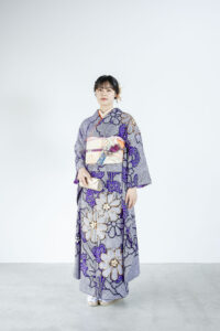 富山のフォトスタジオで撮影した紫色の紫色の絞り柄の振袖を着ている二十歳の成人式前撮り写真