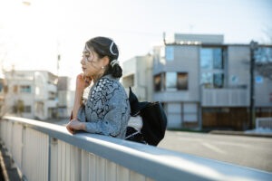 富山で振袖のレンタルをしてロケーションフォトで撮影している様子