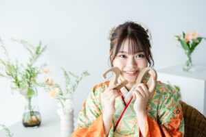 富山で振袖のレンタルをしてフォトスタジオで撮影している様子