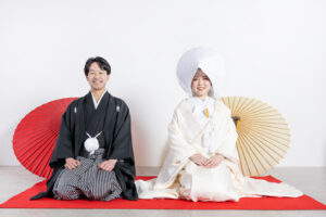 富山のフォトスタジオで撮影した和装姿の新郎新婦の正座をした仲睦まじいフォトウェディング