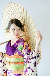 富山のフォトスタジオで撮影した紫色の振袖を着て和傘を持つ二十歳の成人式前撮り写真