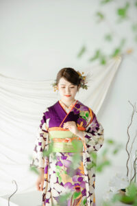 富山で振袖のレンタルをしてフォトスタジオで撮影している様子
