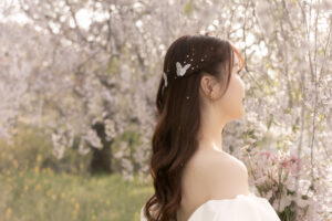 富山の中央植物園で撮影したドレス姿の新婦の花嫁ヘアを写したフォトウェディング