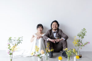 富山のフォトスタジオで生花を使用しフォトウェディングを行ったシンプルテイストな新郎新婦の前撮り写真