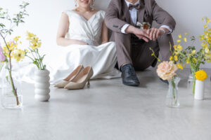 富山のフォトスタジオで生花を使用しフォトウェディングを行ったシンプルテイストな新郎新婦の前撮り写真