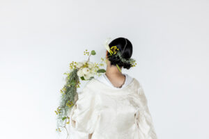 富山のフォトスタジオでフォトウェディングを行った新婦の生花ブーケと花嫁ヘアにフォーカスした前撮り写真