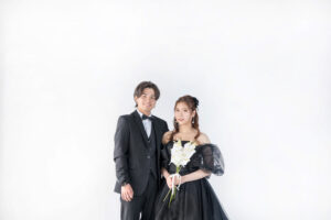 富山のフォトスタジオで黒ドレスと黒スーツでフォトウェディングを行った新郎新婦の前撮り写真