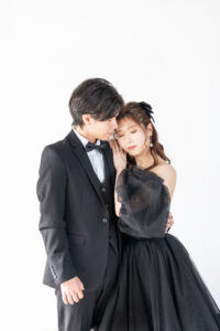 富山のフォトスタジオで黒ドレスと黒スーツでフォトウェディングを行った新郎新婦の前撮り写真