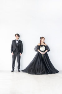富山のフォトスタジオで黒ドレスと黒スーツでフォトウェディングを行った新郎新婦の前撮り写真