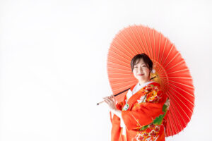 和傘を持った色打掛の和装新婦の富山のスタジオフォトウェディング